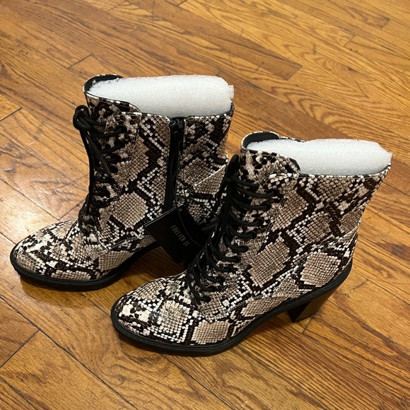 Brand new faux snake skin booties / size 7 - Picture 1 of 3